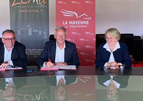 Signature du contrat de territoire entre le Conseil départemental de la Mayenne et la Communauté de communes de l’Ernée 
