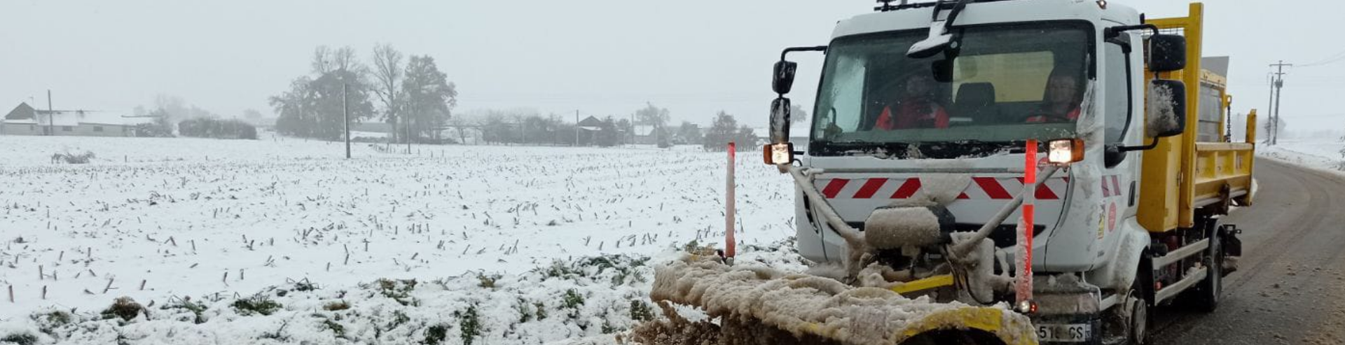 Neige avec déneigeuse en Mayenne